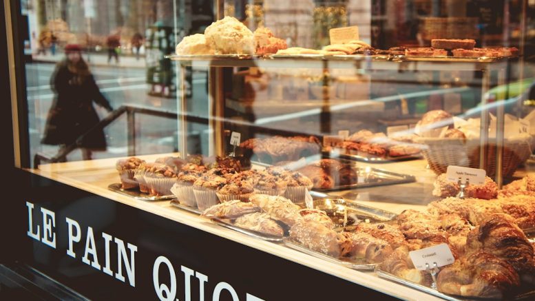 Une affiche en vitrine, quatre posts : le cas d’une boulangerie de quartier