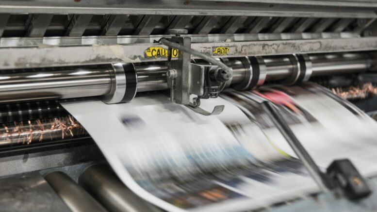 Du fichier à la bobine : ce que devient une étiquette après l'agence